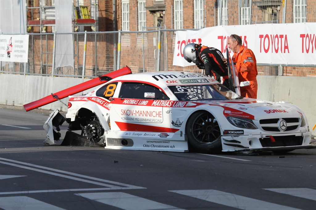 Øv – der stod en betonmur. Der bliver nok lidt ekstraarbejde for teamets mekanikere.
(Foto: Motorsporten.dk)